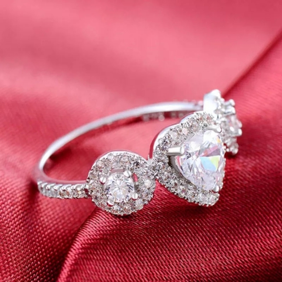 💎NEW💎 3 STONES HALO HEART RING - Picture 4 of 7